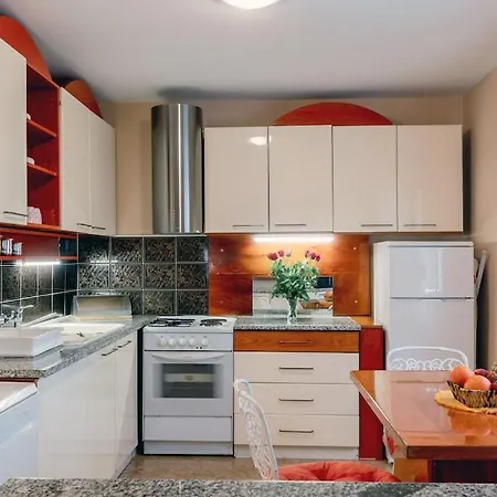 Holiday home Bijoux, Private Pool, 500m To The Sea And Two For Two Families *