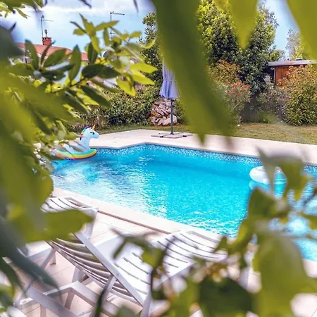 Bijoux, Private Pool, 500m To The Sea And Two For Two Families Holiday home Vodnjan